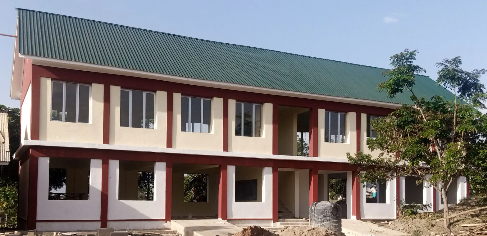 Dieses Schulhaus konnte im Dezember 2022 mit einer Feier bezogen werden. Es umfasst im Parterre zwei Werkstätten, oben Klassenzimmer. Der weitere Ausbau der Infrastruktur verzögert sich um rund zwei Jahrre.