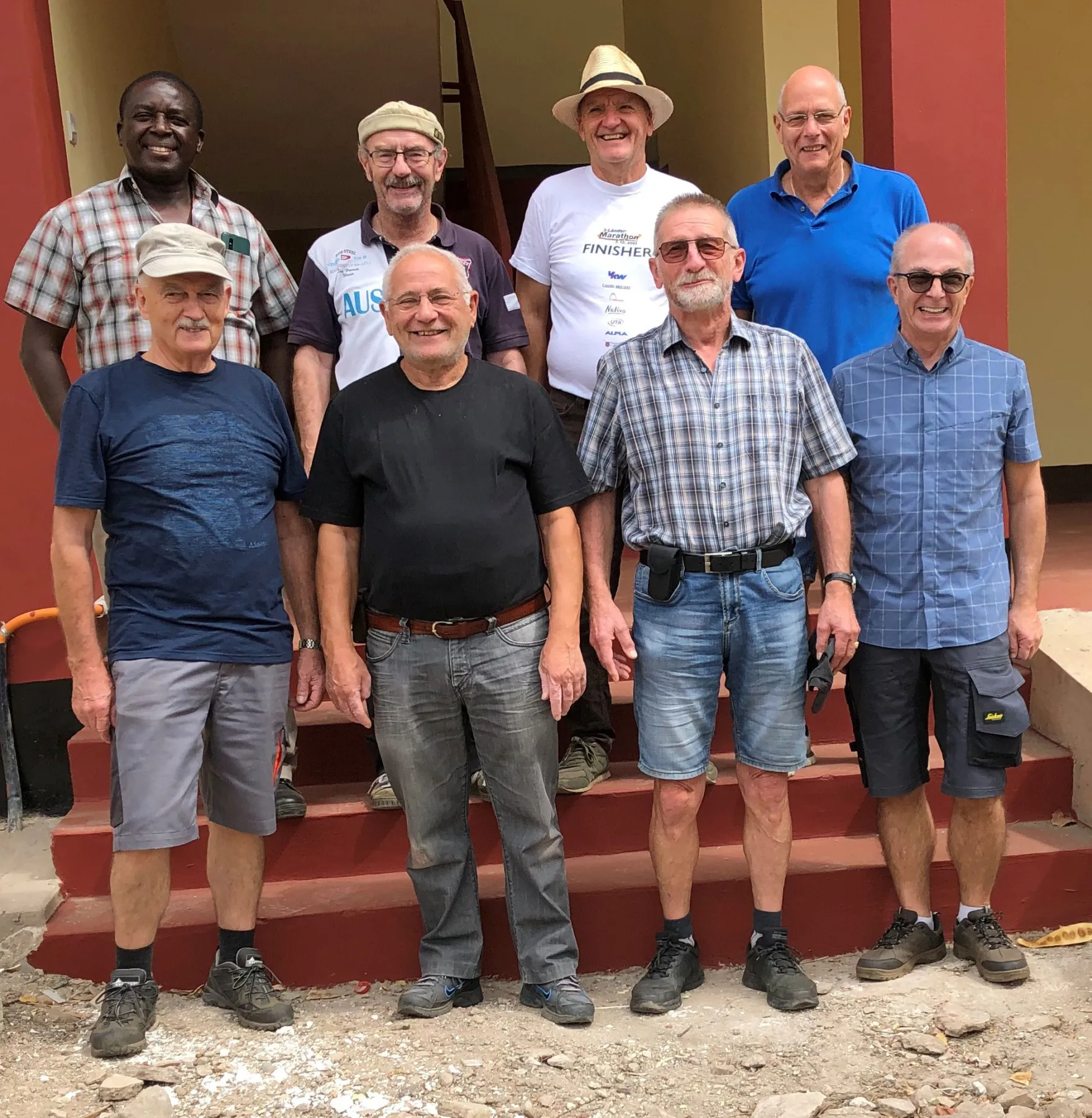 Volunteers aus der Schweiz sind jedes Jahr drei Wochen unter der Leistung von Benno Niedermann im Einsatz. Hier mit unserem Berater Evod Minja.