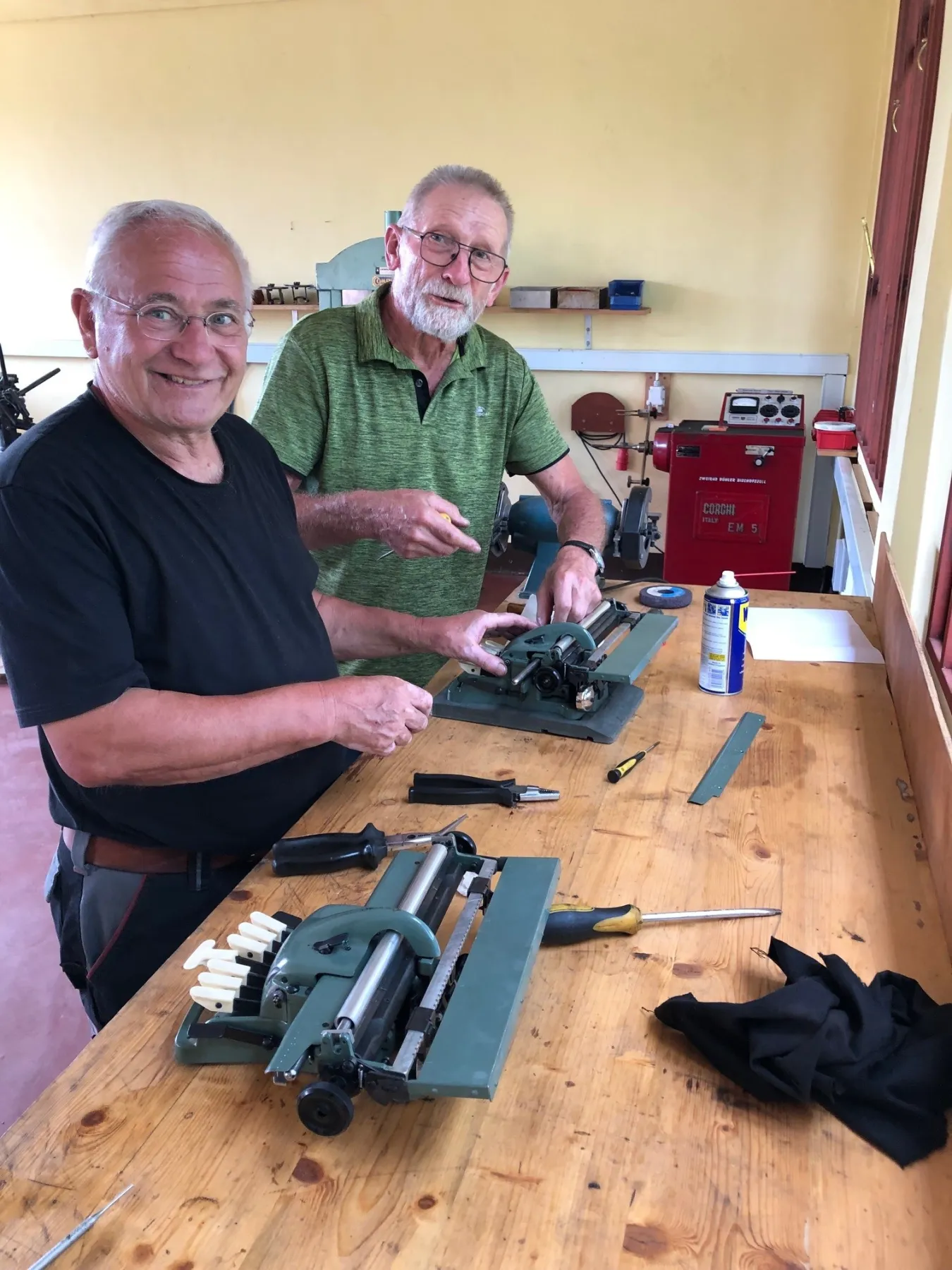 Herbert und Hans reparieren eine Blindenschreibmaschine