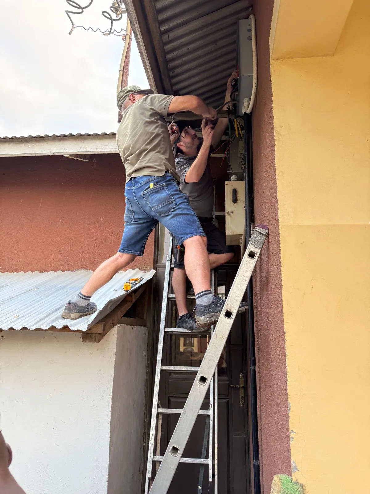 Chläus und Andy installieren die Elektroverteilung